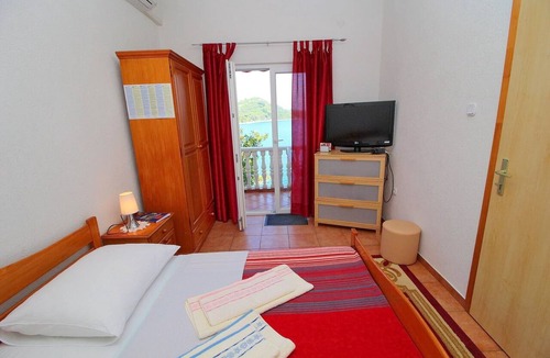 Sobra Apartment | Apartments Filipović - Comfort One-Bedroom Apartment with Balcony and Sea View (A2)