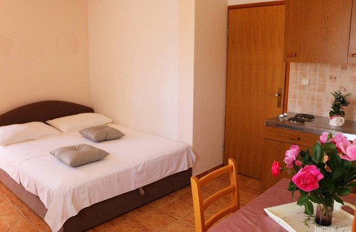 Podglavica Apartment | Apartments Juras - Studio Apartment with Balcony and Side Sea View (Tea)