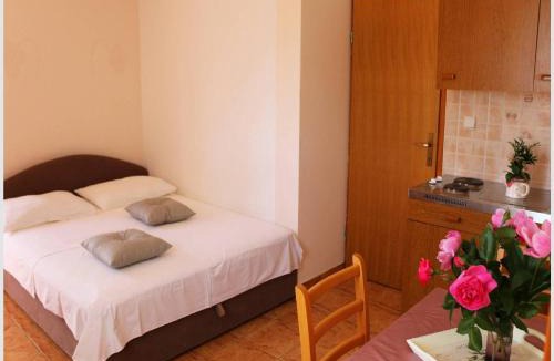 Podglavica Apartment | Apartments Juras - Studio Apartment with Balcony and Side Sea View Tea