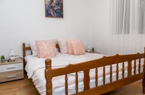 Vratarusa Apartment | Apartments Luka & Leona - Two Bedroom Apartment with Balcony Luka