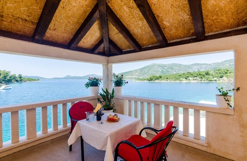 Krucica Apartment | Apartments Melany - Studio Apartment with Shared Terrace and Sea View