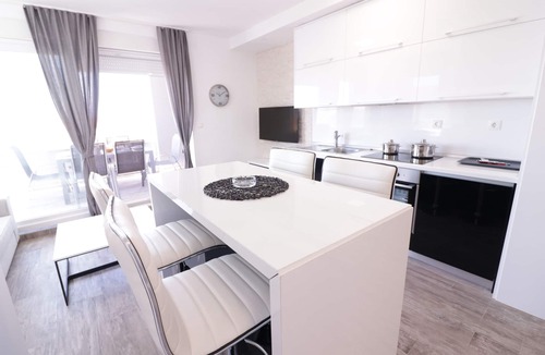 Zrce House | Apartments & Rooms Danivan Pool Villas