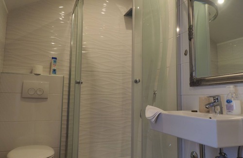 Municipality of Plaski Apartment | Apartments & Rooms Latin - Economy Double Room with Shared Bathroom