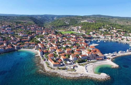 Postira Apartment | Apartments with parking space Postira, Brac - 2911