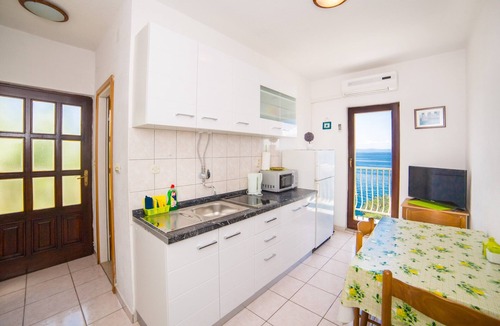 Bratus Apartment | Apt next to the beach w balcony and sea view