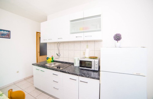 Bratus Apartment | Apt next to the beach w balcony and sea view