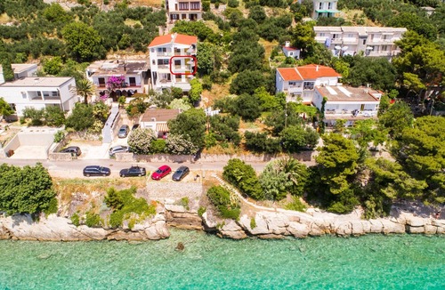 Bratus Apartment | Apt next to the beach w balcony and sea view