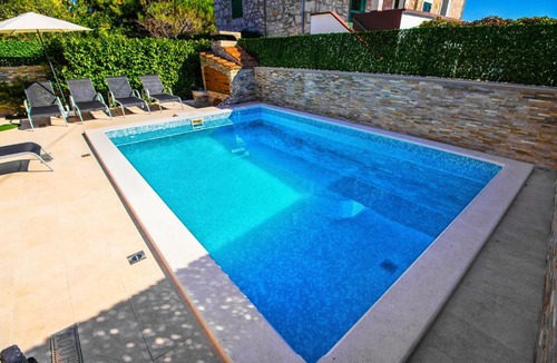 Srima Apartment | Aquarius Apartments - Beachside with Heated Pool