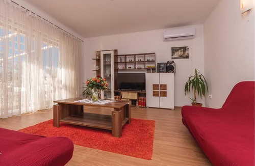 Sopot House | Are you dreaming of relaxing days by the pool while looking at pretty, old trees? Then this great, f