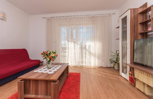 Sopot House | Are you dreaming of relaxing days by the pool while looking at pretty, old trees? Then this great, f
