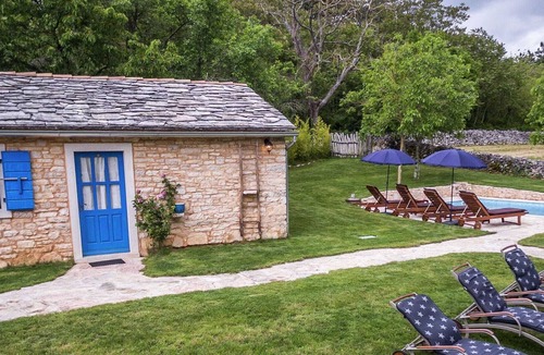 Pazin Cabin | Attractive villa with pool and fenced garden - Privacy Guaranteed