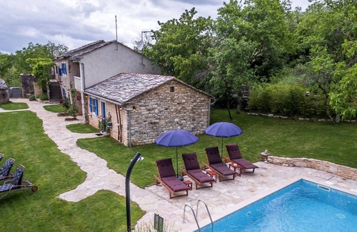 Pazin Cabin | Attractive villa with pool and fenced garden - Privacy Guaranteed