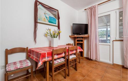 Supetarska Draga Apartment | Awesome Apartment In Supetarska Draga With Wifi