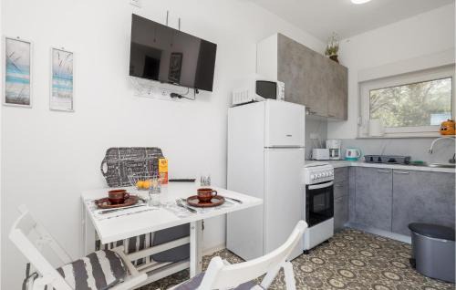 Cesarica Apartment | Awesome Apartment In Karlobag- Ribarica