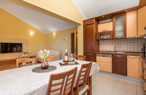 Povljana Apartment | Awesome apartment in Povljana with house sea view