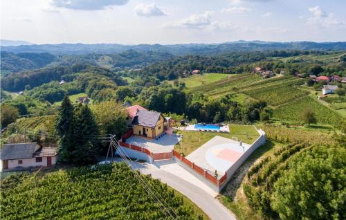 Cestica House | Awesome Home In Cestica With Sauna