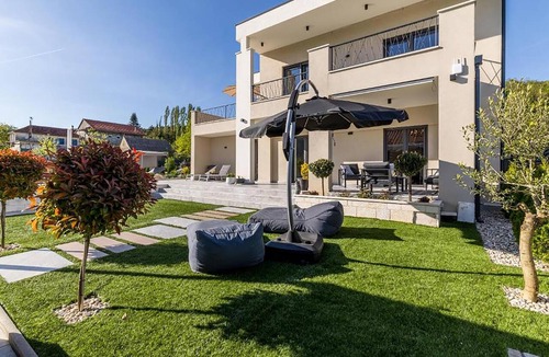 Muc House | Awesome home in Drnis