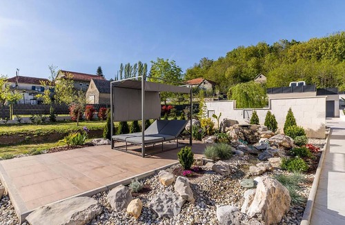 Muc House | Awesome home in Drnis
