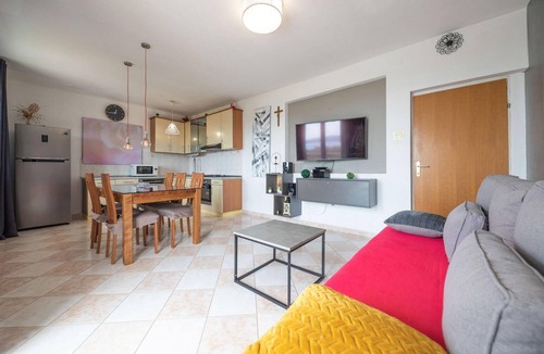 Kastel Gomilica House | Awesome home in Kastel Gomilica with WiFi