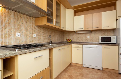 Primorski Dolac House | Awesome home in Primorski Dolac with sauna