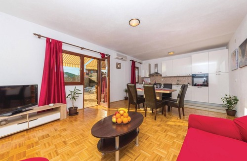 Primorski Dolac House | Awesome home in Primorski Dolac