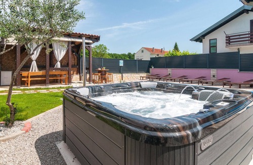 Hrvace House | Awesome home in Hrvace