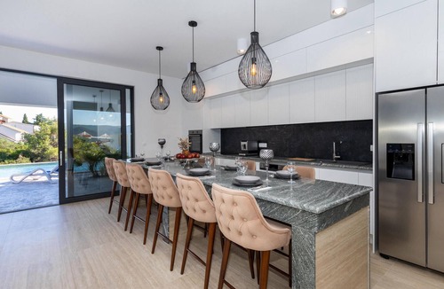 Komarna House | Awesome home in Komarna