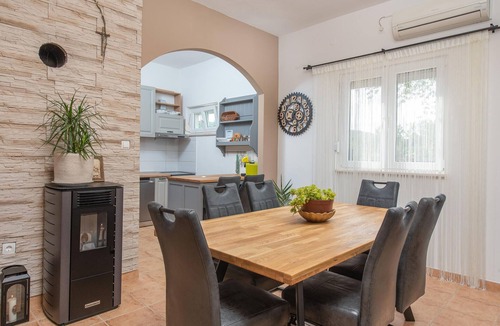 Trilj House | Awesome home in Kosute