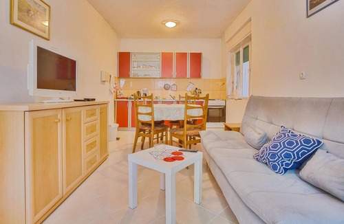 Veli Iz House | Awesome home in Veli Iz with WiFi