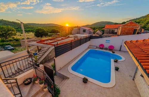 Marina House | Awesome home in Vinovac with private swimming pool, can be inside or outside