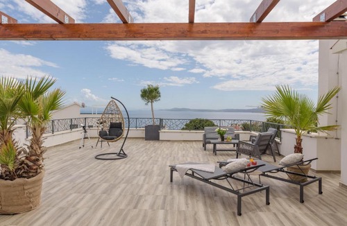 Businci Apartment | Azure Pine Residence Private Rooftop Terrace & Jacuzzi