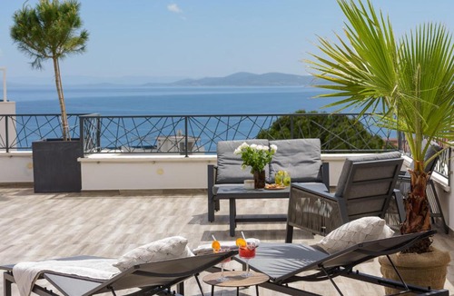 Businci Apartment | Azure Pine Residence Private Rooftop Terrace & Jacuzzi