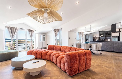 Kastel Gomilica Apartment | B luxury apt near beach w big terrace & sea view