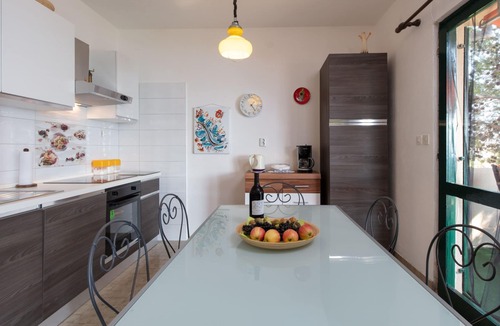 Businci House | "Barbara" mit Blick auf das Wasser by Interhome