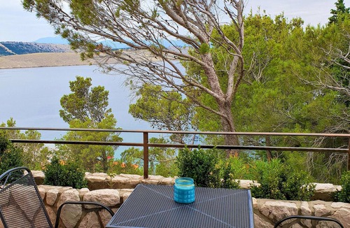 Jadranovo Apartment | Beach front apartment in Jadranovo with WiFi