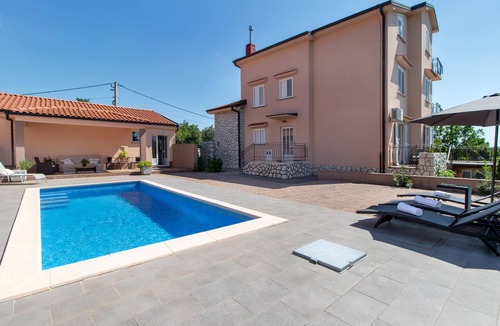 Jadranovo Apartment | Beach front apartment in Jadranovo with WiFi