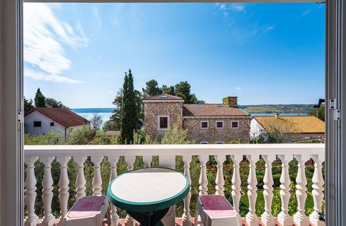 Posedarje Apartment | Beach front apartment in Posedarje with WiFi