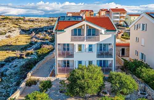 Kosljun Apartment | Beach front apartment in Kosljun with WiFi