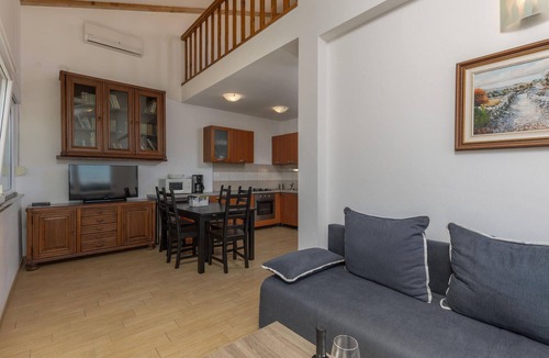 Njivice Apartment | Beach front apartment in Njivice with WiFi
