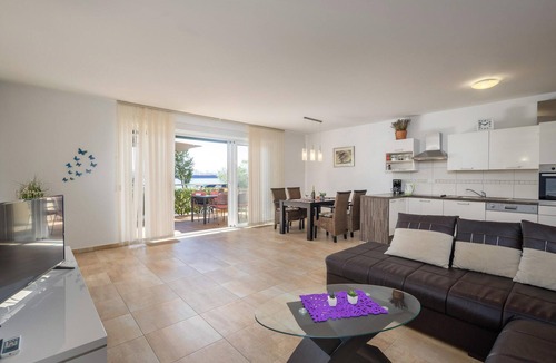 Omisalj Apartment | Beach front apartment in Omisalj with WiFi