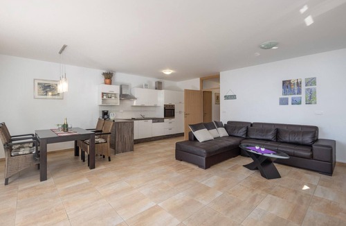 Omisalj Apartment | Beach front apartment in Omisalj with WiFi
