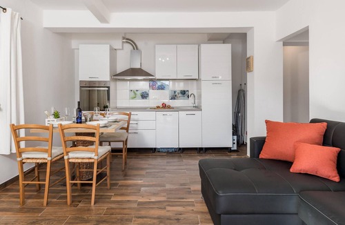 Cres Apartment | Beach front apartment in Cres with WiFi