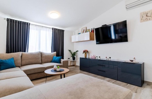 Solin Apartment | Beach Front Apartment In Solin