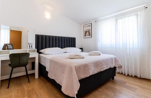 Solin Apartment | Beach Front Apartment In Solin