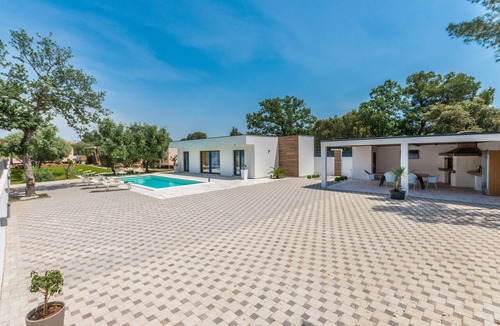 Biograd na Moru House | Beach front home in Biograd