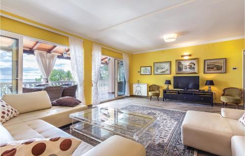 Sarsoni House | Beach Front Home In Matulji