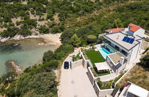 Potocnica House | Beach front home in Potocnica