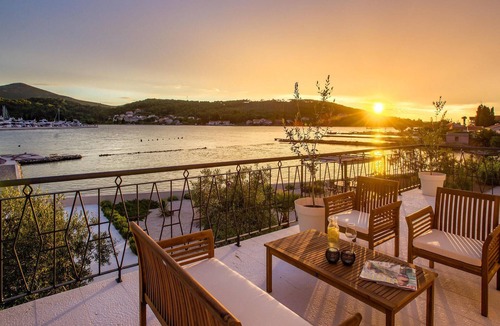 Sutomiscica House | Beach front home in Preko