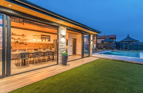 Pakostane House | Beach front home in Vrana