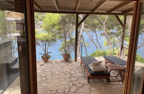 Zirje Apartment | Beachfront Apar.in a Pine Forest With Covered Terrace of 50 m2 and Large Jacuzzi